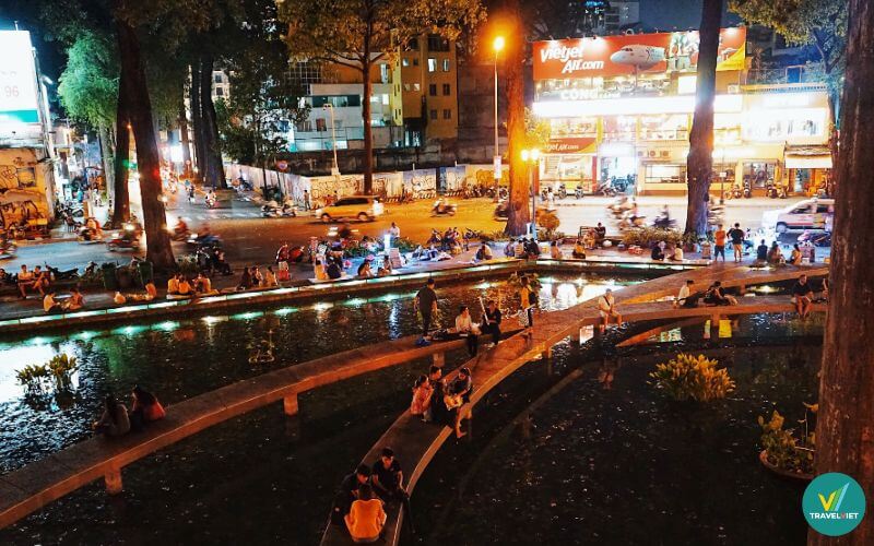 Nhâm nhi đồ ăn vặt tại Hồ Con Rùa