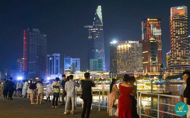 Hóng mát ở bờ sông Sài Gòn