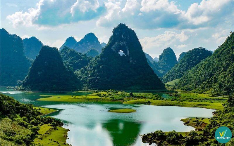 Vivu khám phá núi Mắt Thần