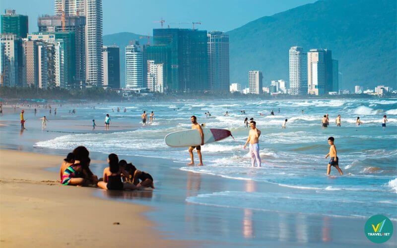 Tắm biển và tản bộ dọc bờ biển