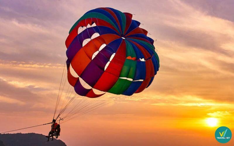 Bay dù lượn trên biển Mỹ Khê