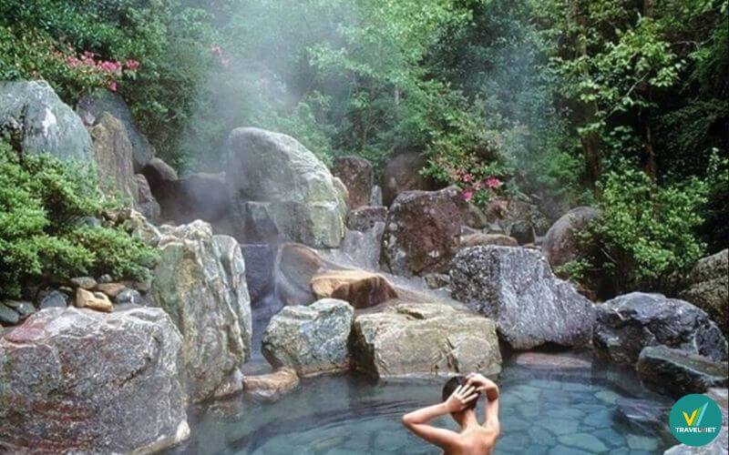 Tắm suối nước nóng U Va