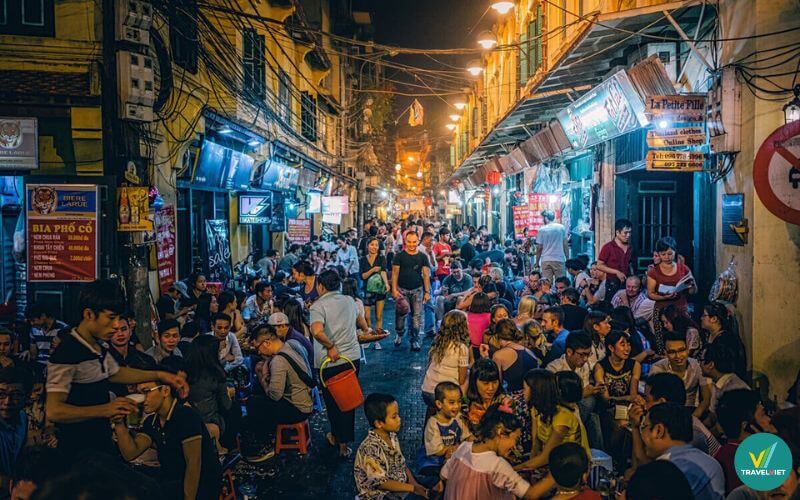 Trải nghiệm bia hơi Hà Nội ở phố Tạ Hiện