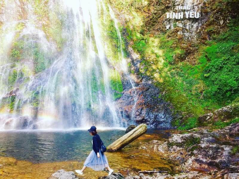 Chụp hình ở thác Tình Yêu