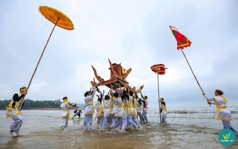 Tham gia lễ hội truyền thống