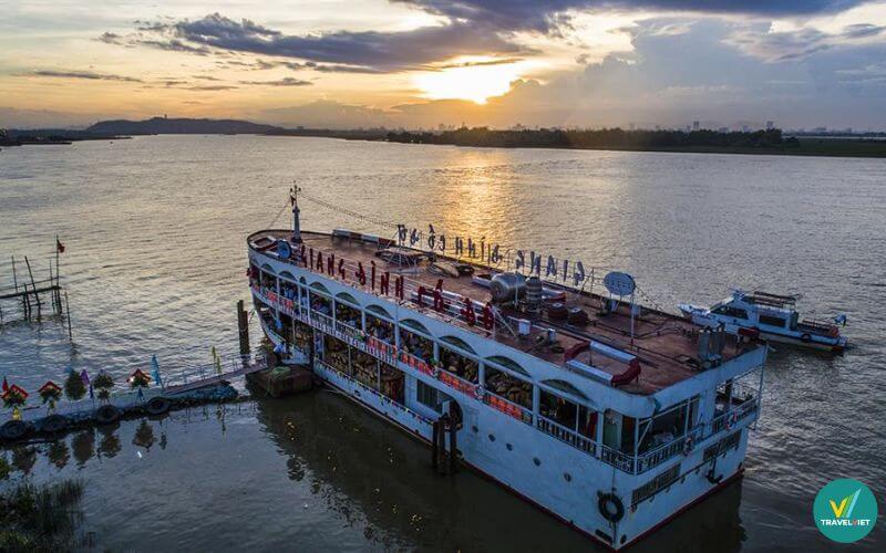 Du thuyền trên sông Lam