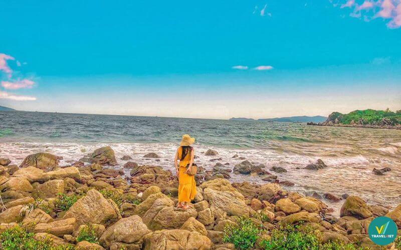 Hòa mình vào làn nước trong xanh tại các bãi biển Quảng Ninh