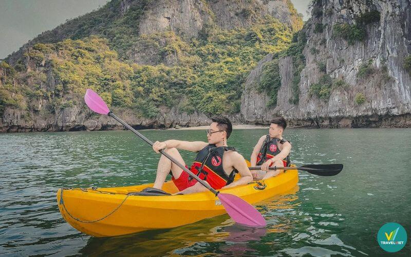 Chèo thuyền Kayak vivu Hạ Long
