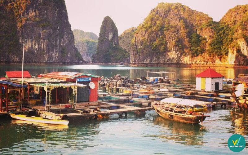 Làng chài Cửa Vạn