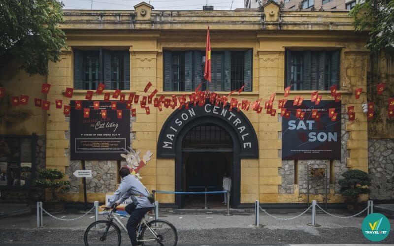 Tour thăm quan Hỏa Lò