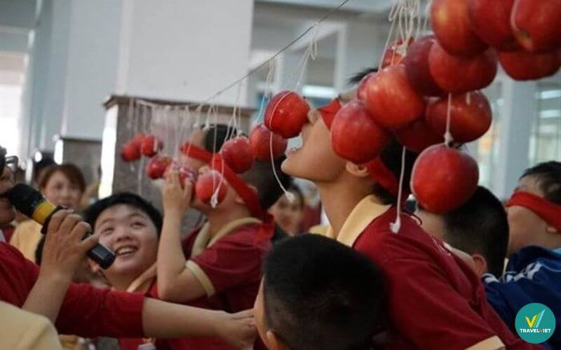 Bịt mắt ăn quả trên dây