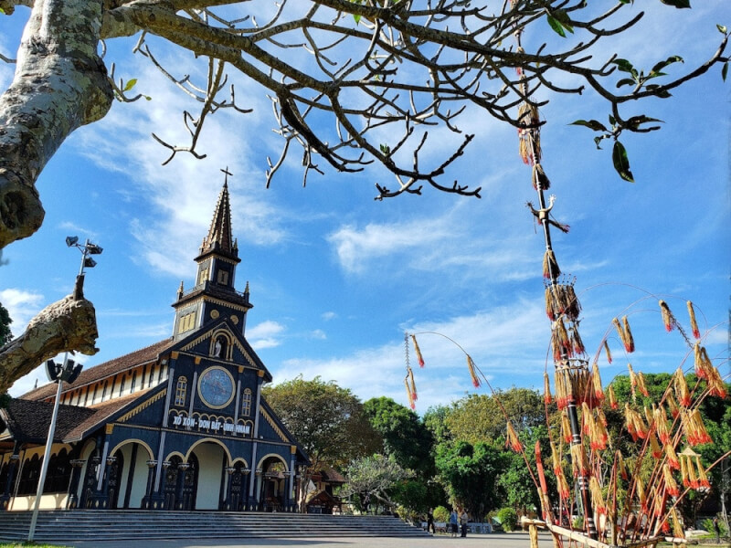 Nhà thờ gỗ Kon Tum