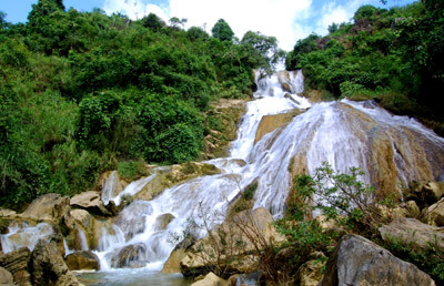 The wild natural beauty of Na Dang Waterfall