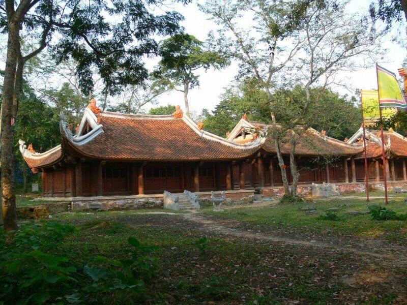 람킨(Lam Kinh) 유적지는 폭이 140헥타르가 넘으며 '물과 마주한 산'이라는 위치에 있다.