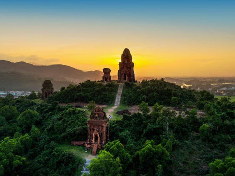 Tháp Bánh Ít là biểu tượng của văn hóa Chăm pa cổ và là niềm tự hào của người dân xứ Nẫu