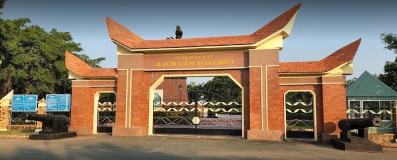 Cổng vào khu di tích với hai khẩu đại bát toát lên sức mạnh của quân và dân ta