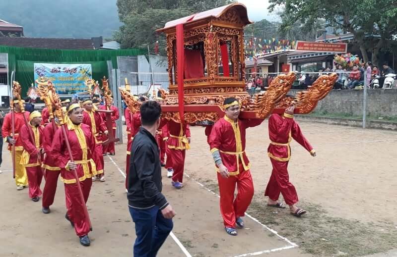 Cam Luong 어류 개방 축제에서 뱀 신을 처리하는 의식