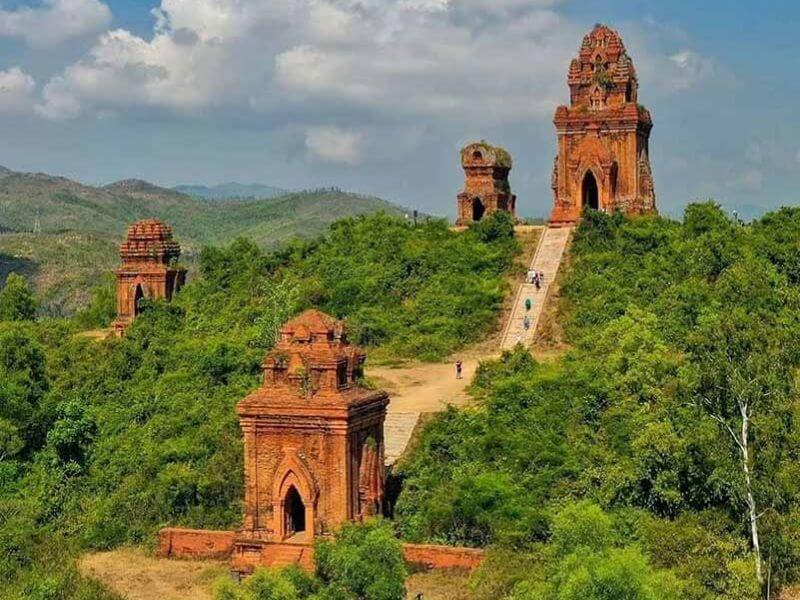 Thời điểm thích hợp để đến Tháp Bánh Ít rơi vào khoảng từ tháng 1 đến tháng 8.