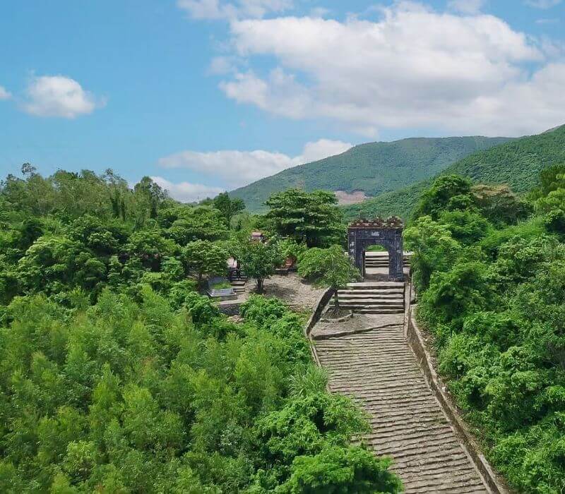 오늘날 호안손(Hoanh Son) 산맥에는 여전히 루이람압(Luy Lam Ap) 유적지가 남아 있습니다.