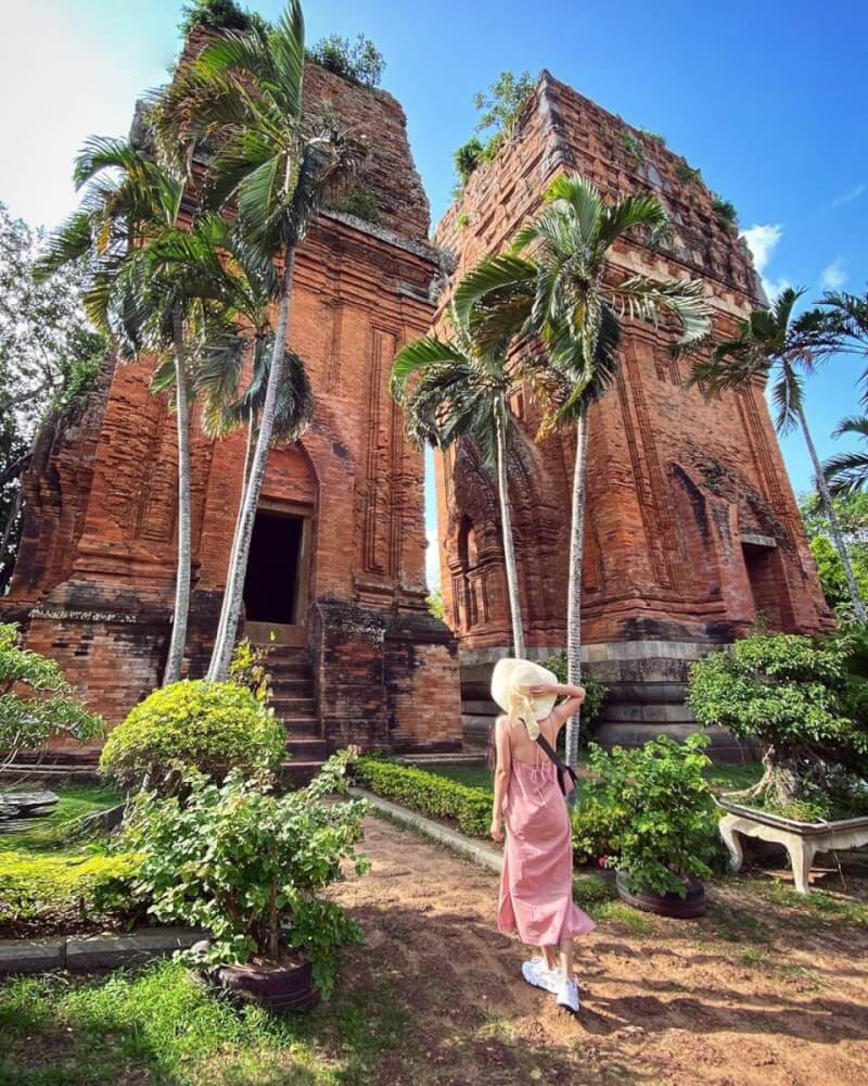Du khách tham quan tháp Đôi Hưng Thạnh Quy Nhơn