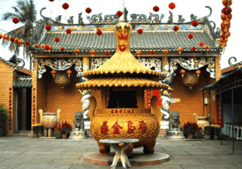 Lư hương trước nơi thờ phụng được điêu khắc chạm trổ với những đường nét rất tinh xảo