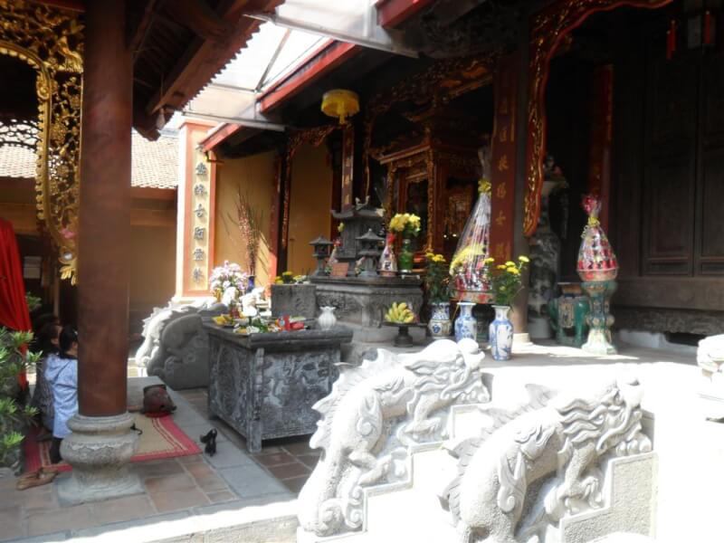 Both sides of the temple are built in the style of an ancient house, with tiled roofs and wooden columns.