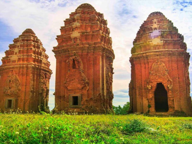 Quần thể tháp Bánh Ít được chăm chút tỉ mỉ trong từng chi tiết nhỏ nhất