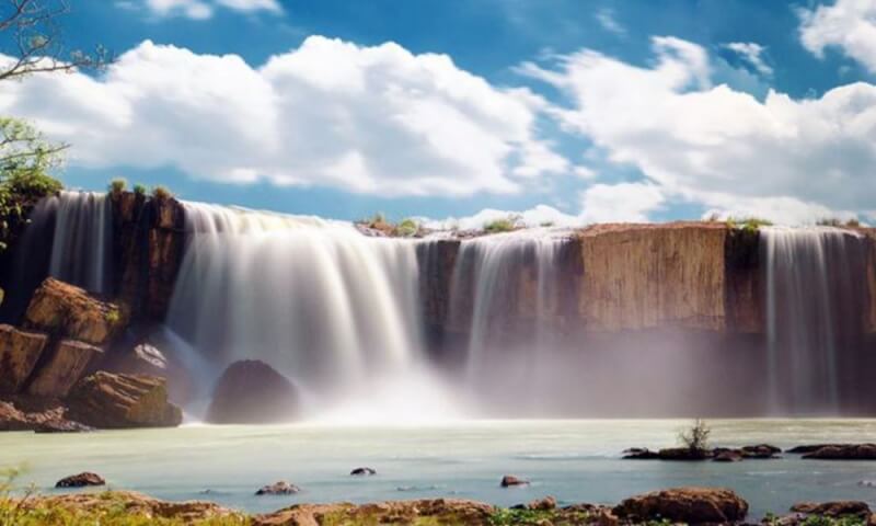 광활한 황야 속에 웅장하고 시적인 아름다움을 지닌 드레이누르(Dray Nur) 폭포.