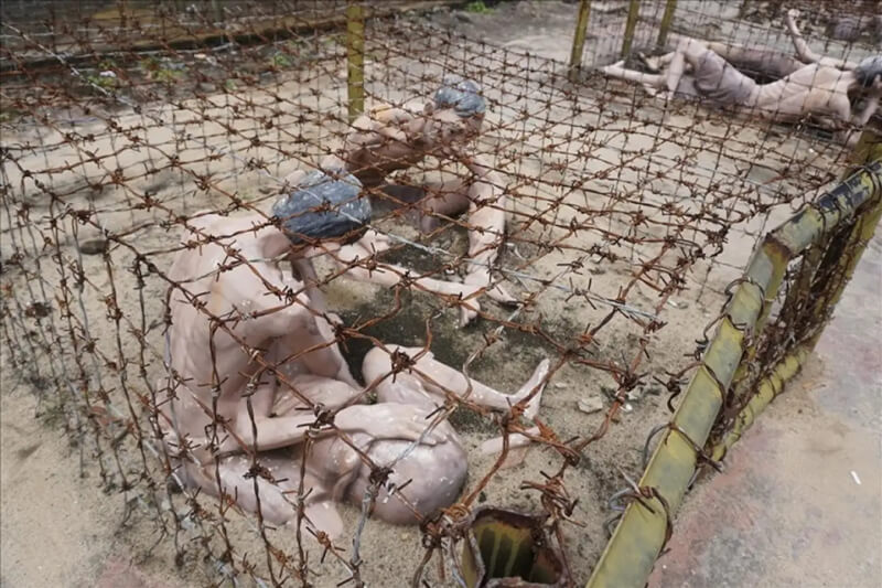 Mô hình phục dựng chuồng cọp được làm từ dây thép gai