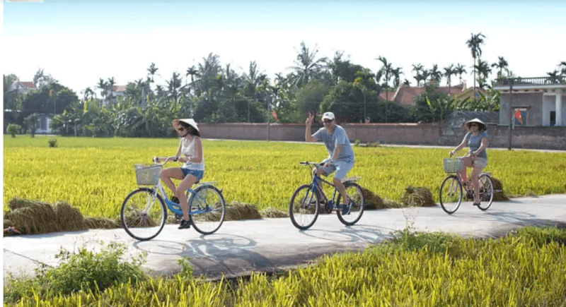Du khách sẽ được đạp xe đạp đi tham quan làng cũng như những di tích lịch sử – văn hóa nổi tiếng tại địa phương