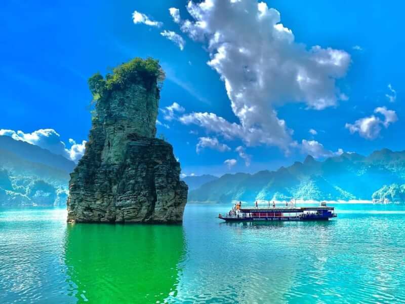 清澈碧蓝的湖水适合您游览打卡