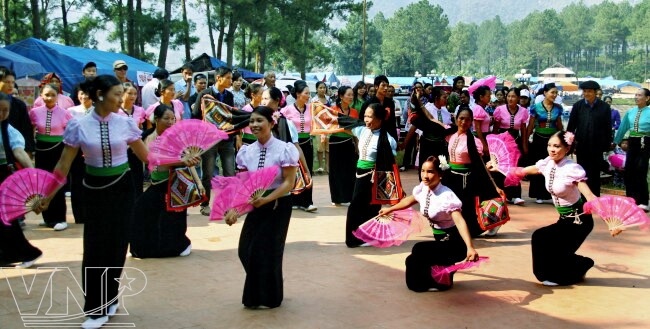 Xoe dance of Thai people.