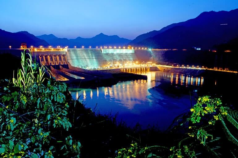 The beauty of Son La hydroelectric lake at night