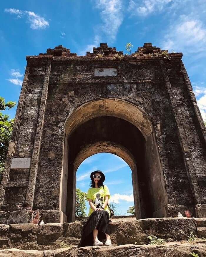 Hoanh Son Quan은 역사적인 유물일 뿐만 아니라 관광객들에게도 매력적인 관광지입니다.