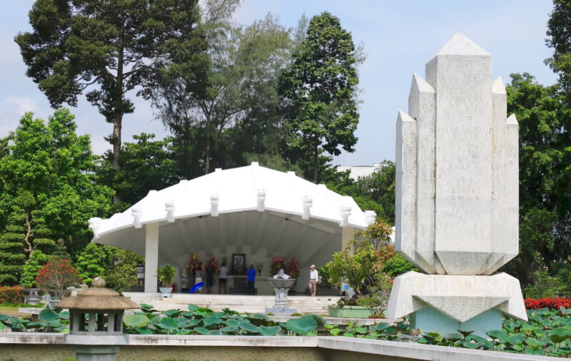 坟前有一个莲花池，形状像五角星