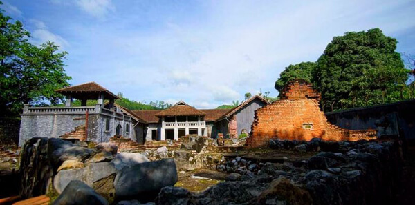 山罗监狱和苏晓桃树