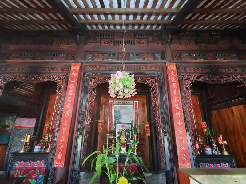 从柱子到桌、椅、床、柜、柜台……无不精雕细琢