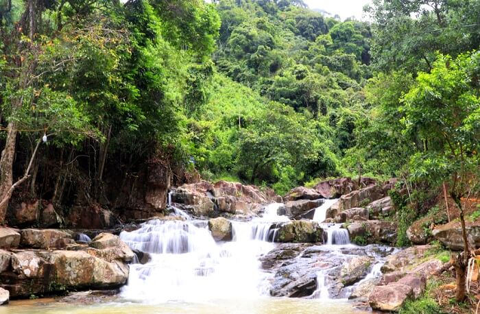 Thác Lang Cang Ba Chẽ có địa hình thoải, không dốc đứng như đa số các thác nước