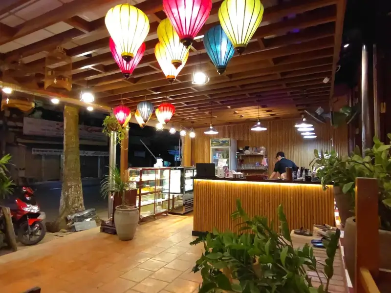 Thưởng Thức Trà Và Bánh Trong Không Gian Ấm Cúng Của MTK Cake & Coffee