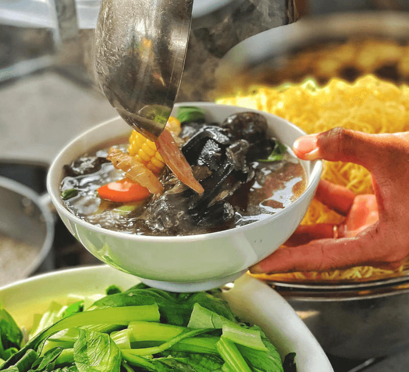 Mì Gà Tiềm Nhà Gỗ: Điểm Đến Bổ Dưỡng Cho Tín Đồ Ẩm Thực