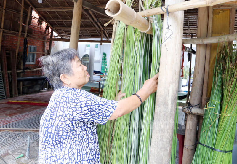 A Century of Memories Woven at the Looms of Cà Hom's Ancient Mat Weaving Village