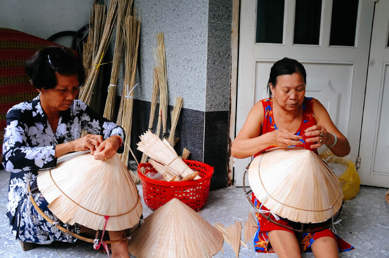 Làng Nghề Chằm Nón Long Hồ: Nơi Gìn Giữ Hồn Quê Giữa Nhịp Sống Hiện Đại