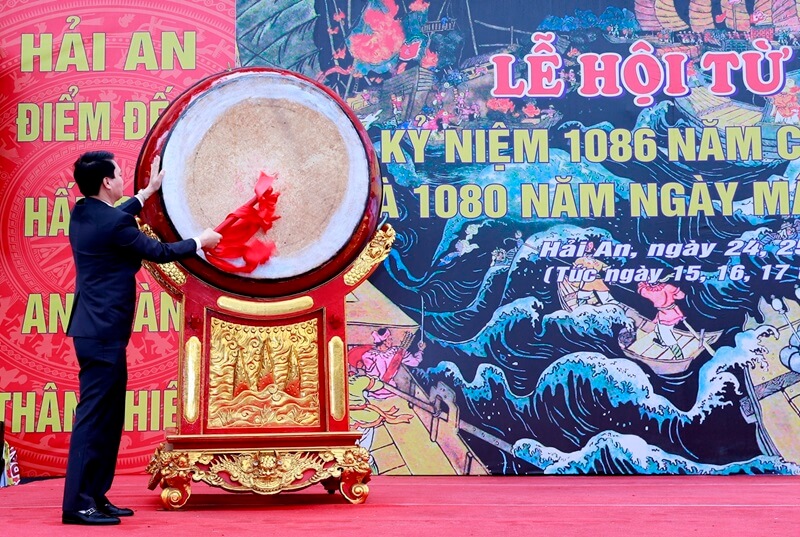 Traditional Tu Luong Xam Festival