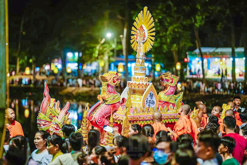 オク・オムボク祭り（月を崇拝する祭り）