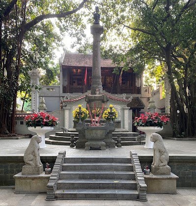 Statue of King Le Thai To next to Sword Lake