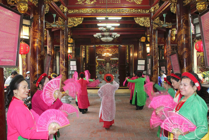 Lễ hội đền Bạch Mã