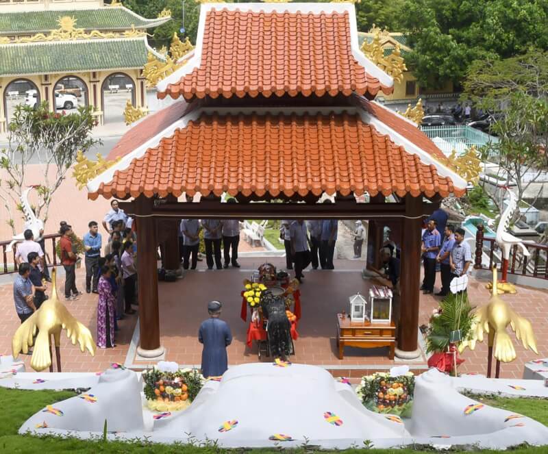 맥미코 부인의 죽음을 기리는 전통축제