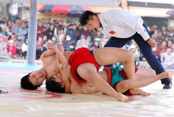 安内传统摔跤节