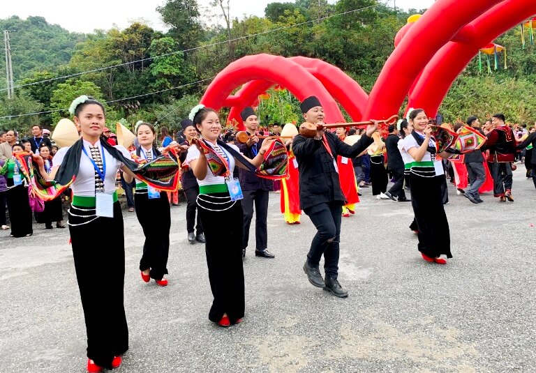 Lễ hội ném còn