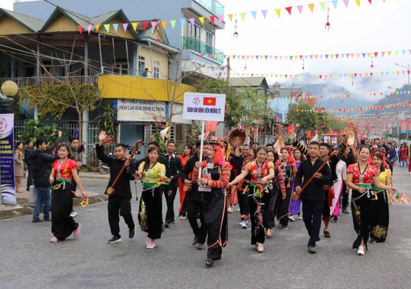 Lễ hội ném còn